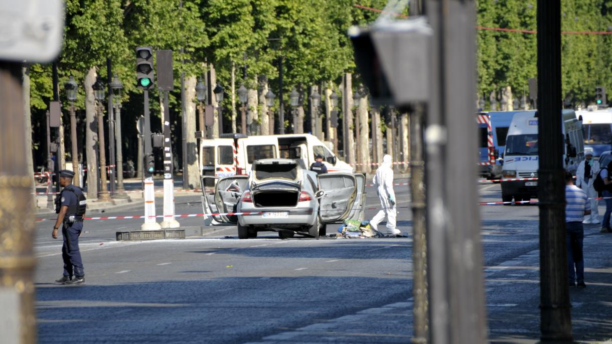 Parigi, uomo ferito e fermato per aggressione auto a sei militari