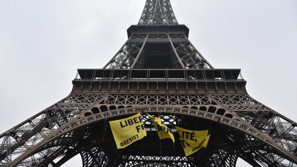 Protesta contro nazionalismo  davanti alla Torre di Eiffel.