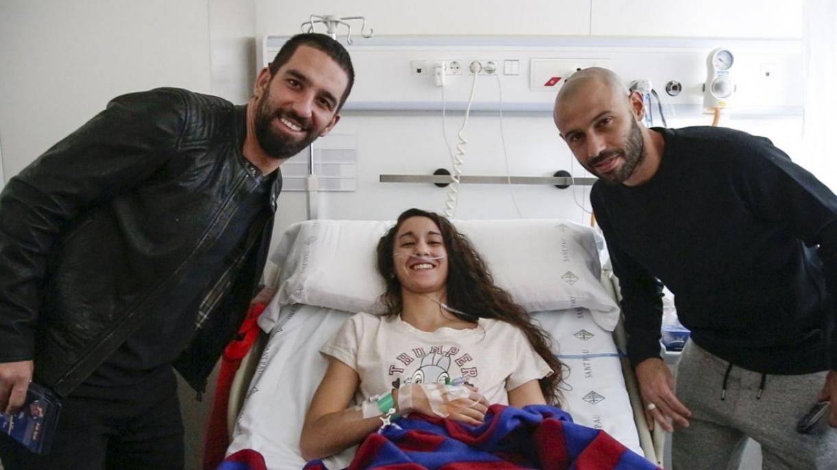 Arda Turan y sus compañeros del Barça visitan a los niños en los hospitales