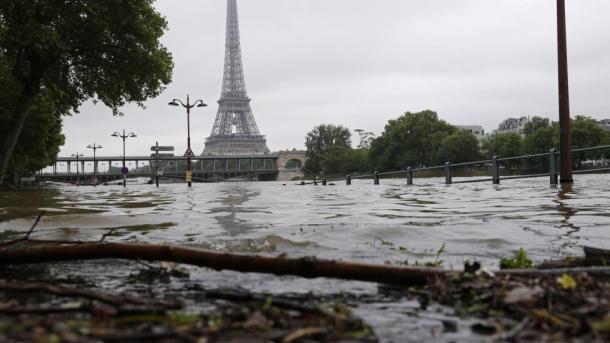 Paris se prépare à un pic de crue alors que la Seine continue à monter
