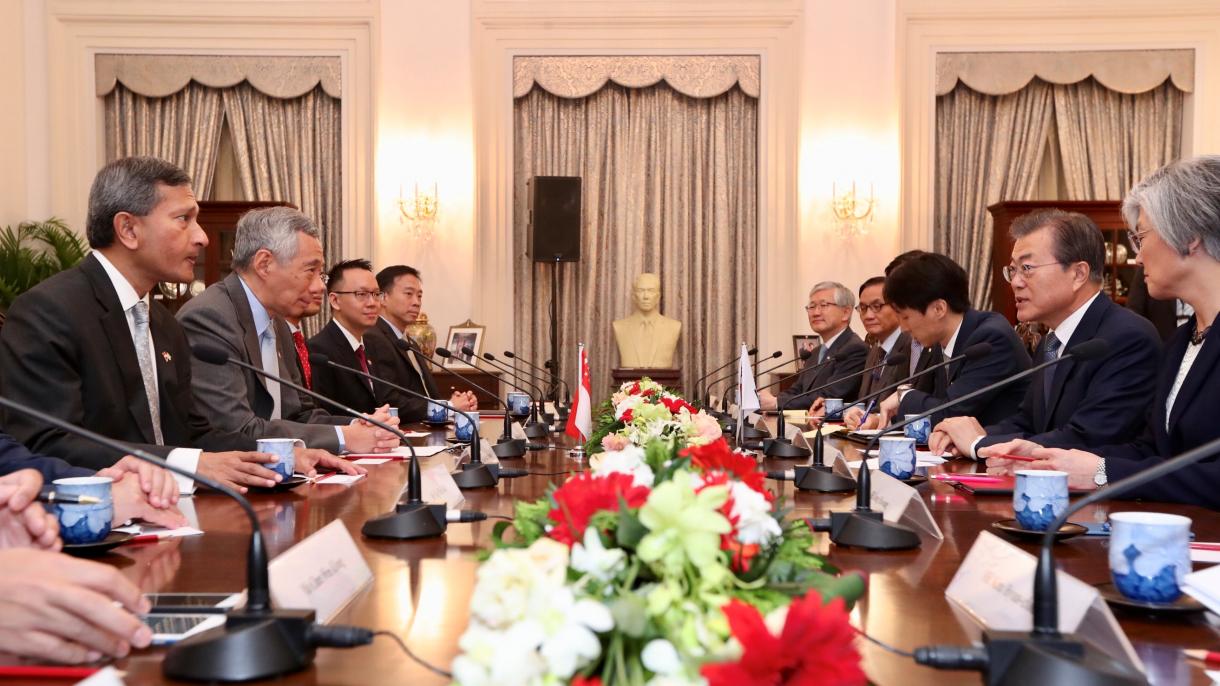 Moon Jae-in-Lee Hsien Loong1.jpg