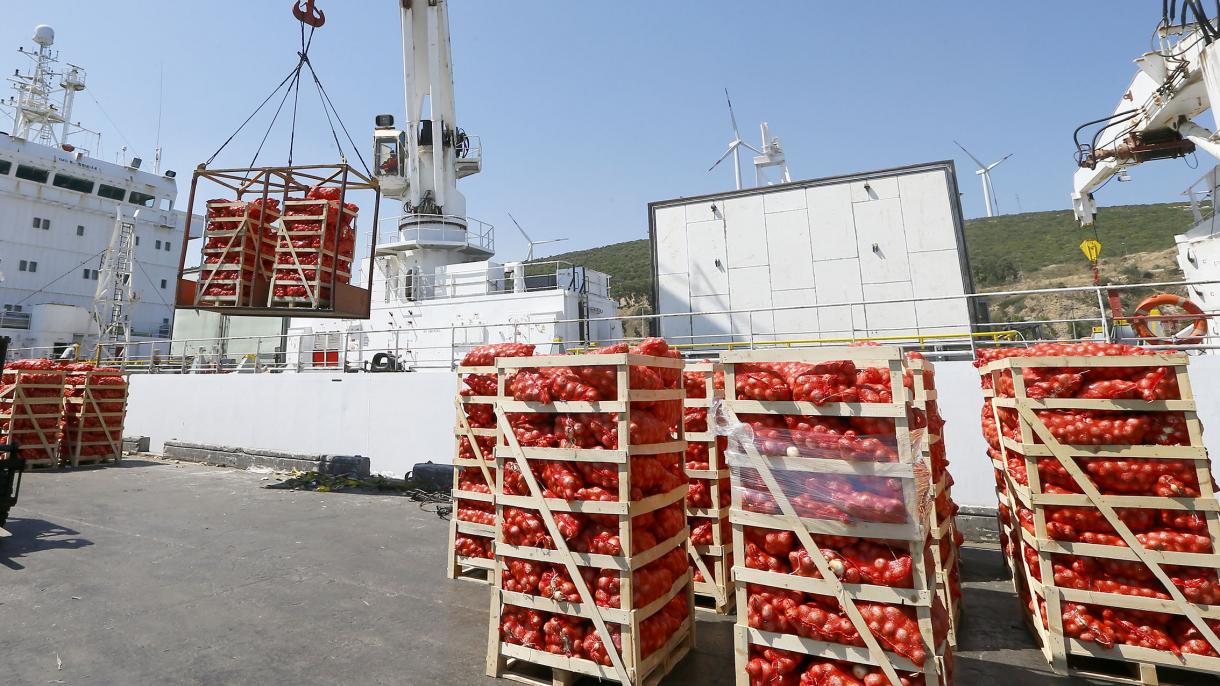 ترکیه یک کشتی حامل 4 هزار تن مواد غذایی را عازم قطر کرد