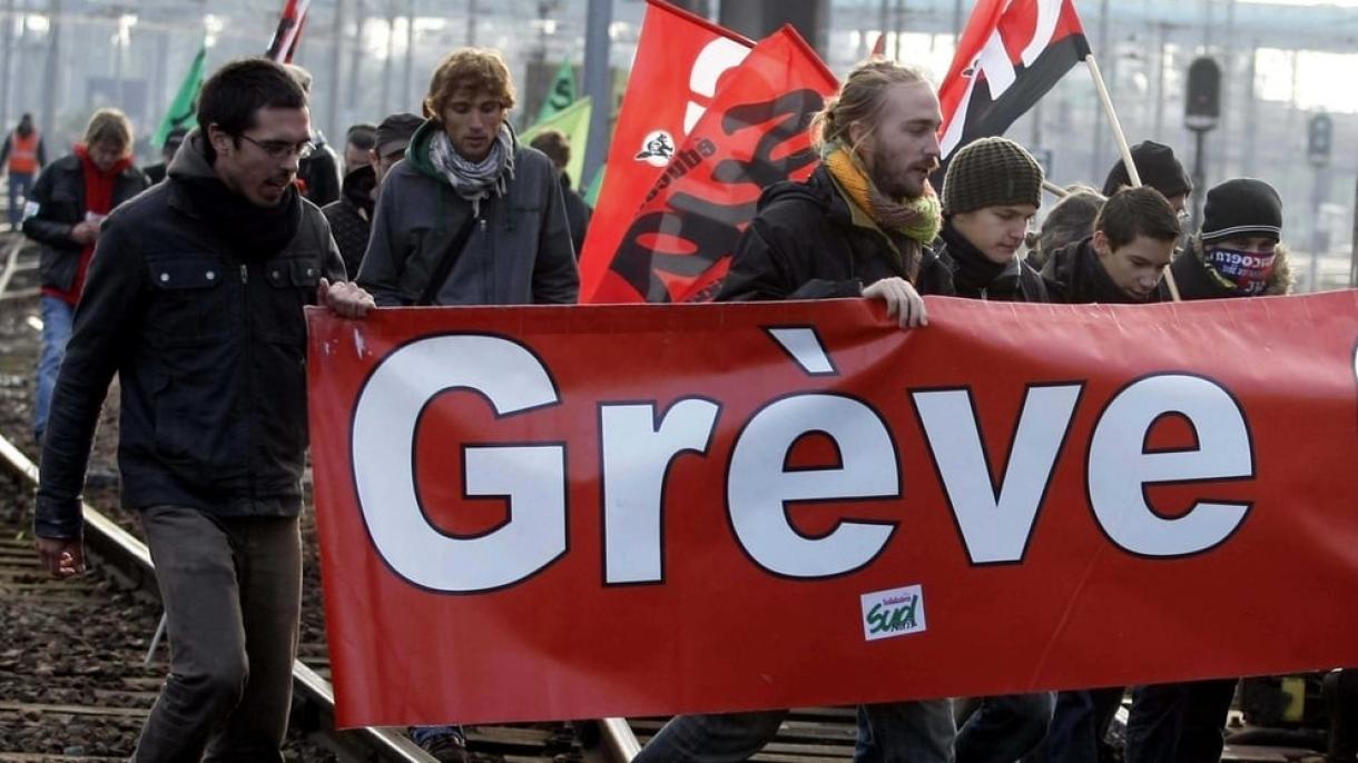 法国铁路工人大罢工得到民众的支持