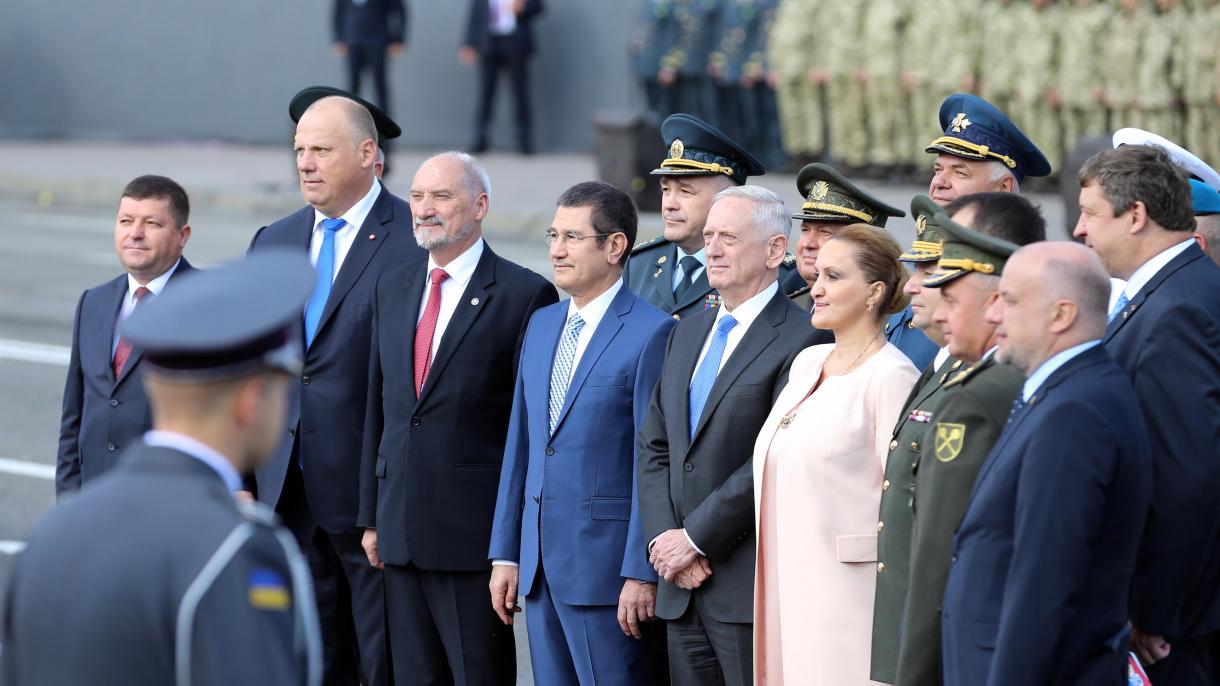 土耳其国防部长赴乌克兰参加阅兵式