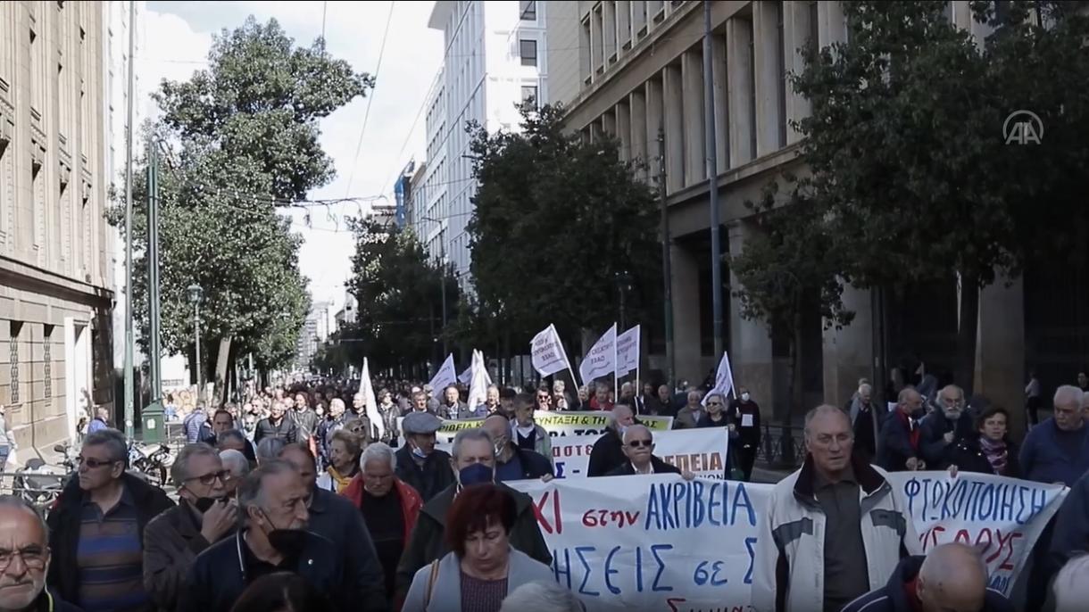 Грецияда пенсионерлер айлык маяналарынын көтөрүлүшүн талап кылышты