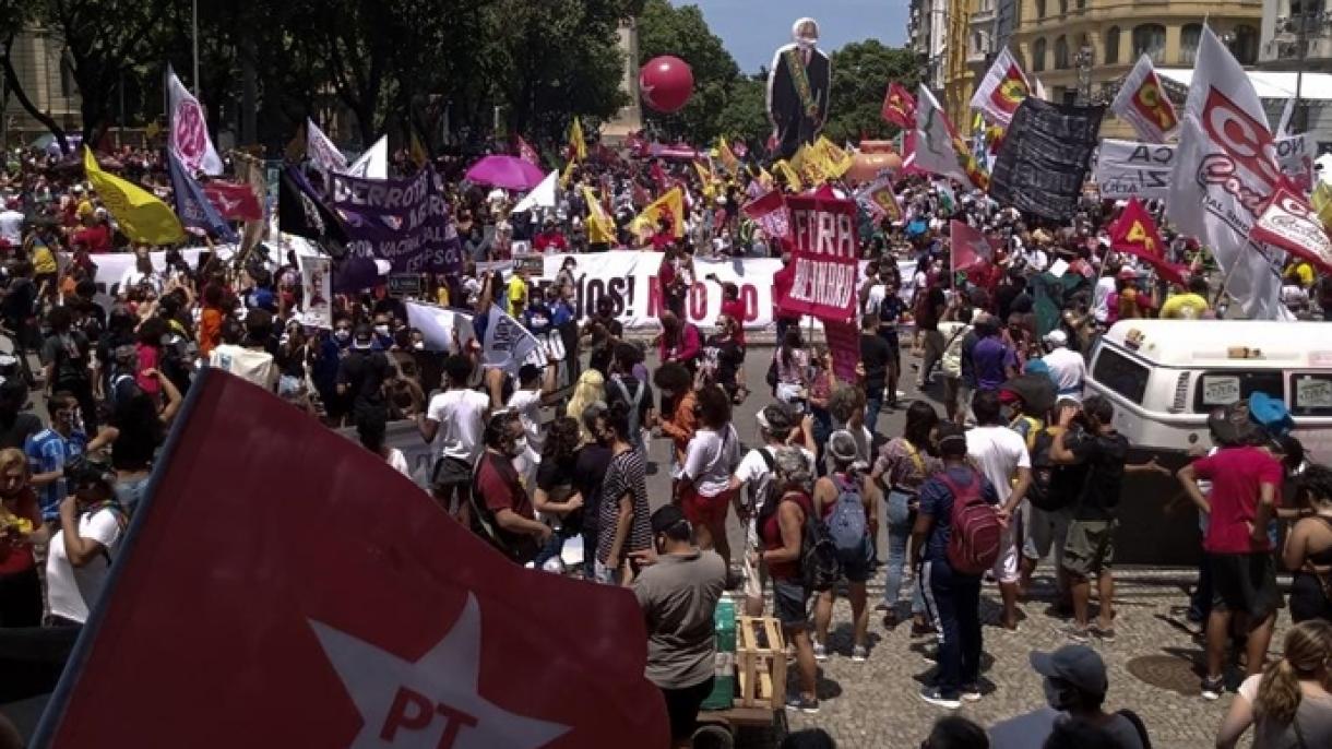 Brasiliani sono scesi in piazza per proteste contro Bolsonaro