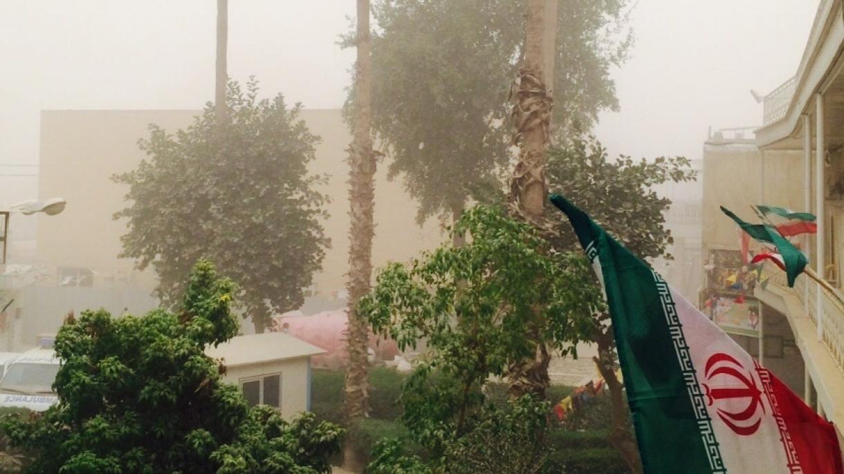 伊朗东南部遭沙尘暴侵袭