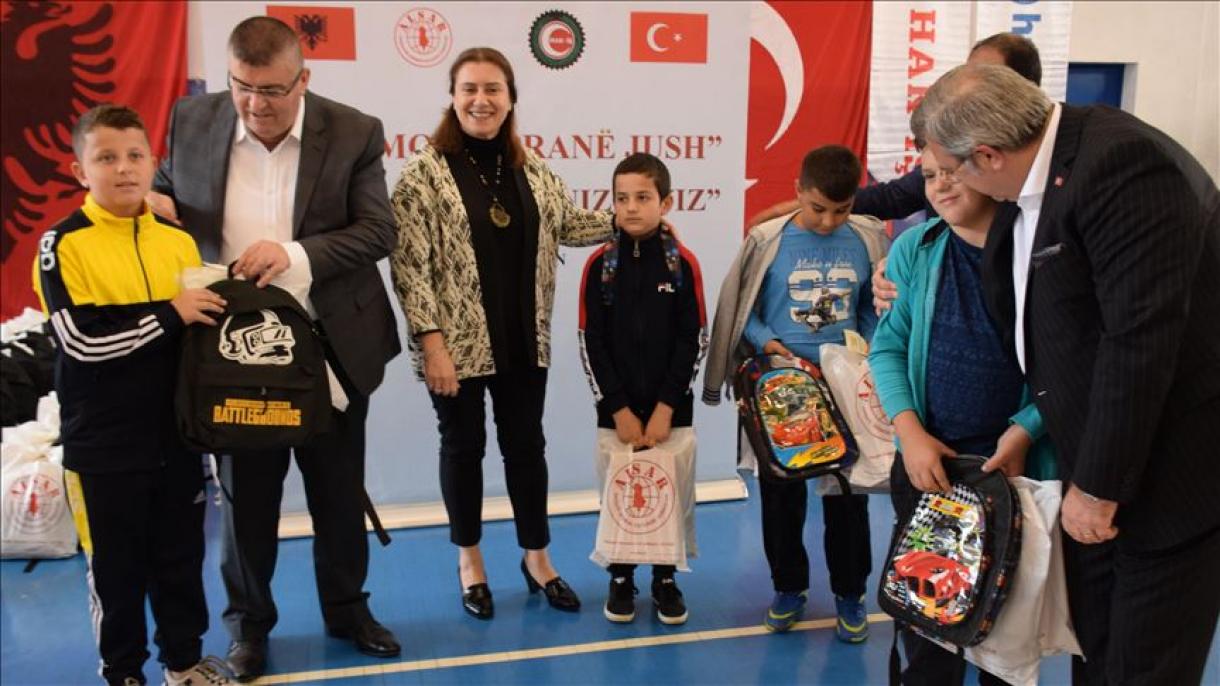 Shqipëri - Sindikata turke "Hizmet-İş" shpërndan mjete shkollore për jetimët