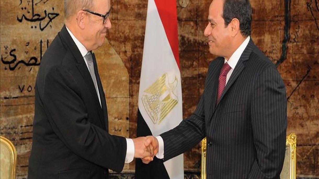 اعطای نشان دولتی مصر به وزیر دفاع فرانسه