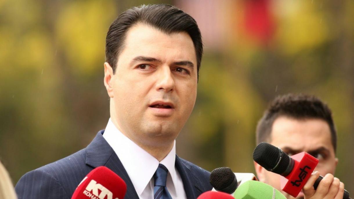 Arnavutluk Demkratik Partisi lideri_Lulzim Basha_gazeteciler.jpg
