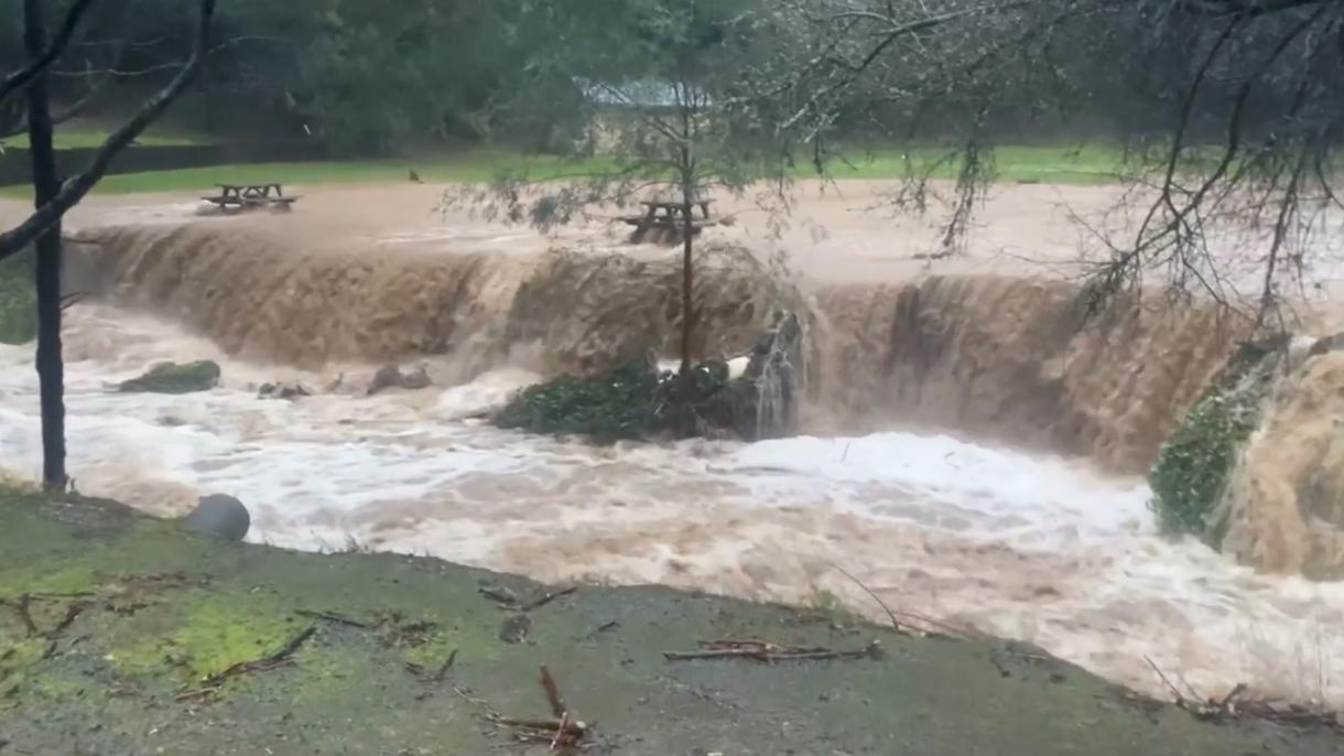 Fuertes vientos e inundaciones azotan Australia
