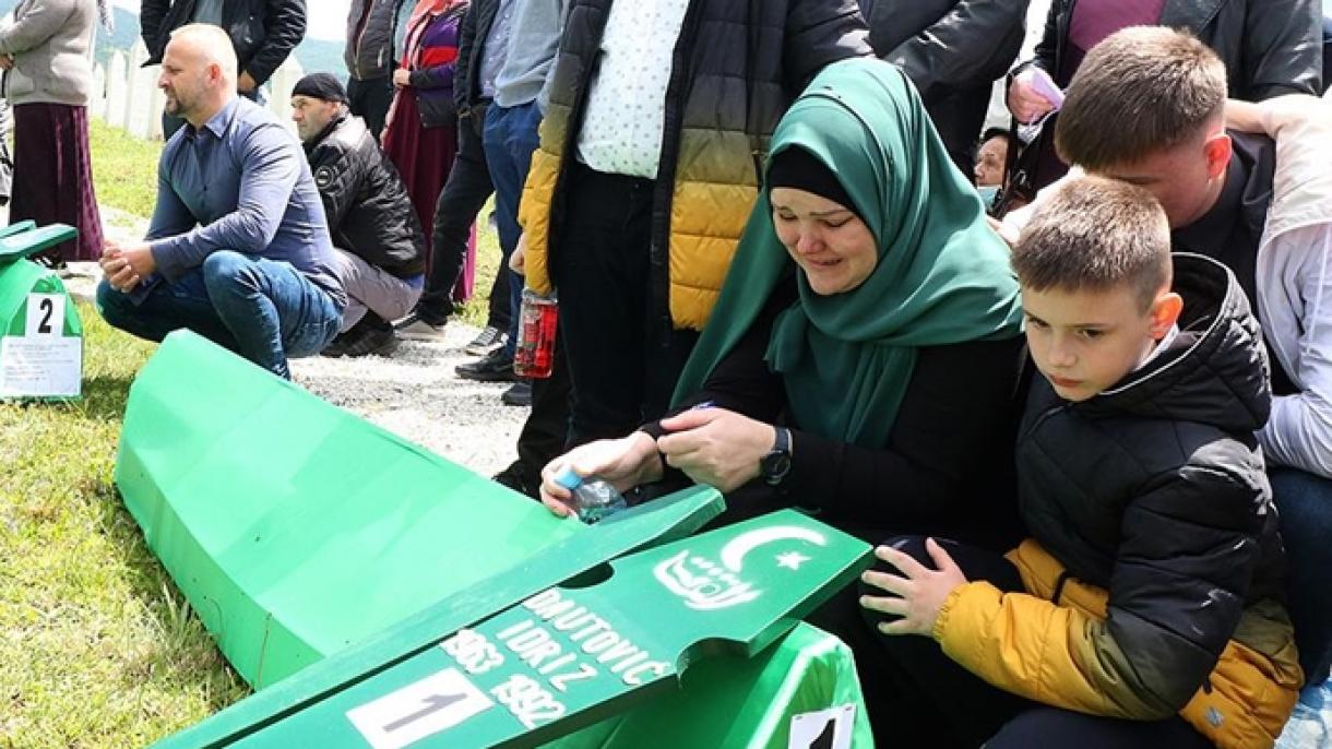 بوسنىيە-گېرتسېگوۋىنادىكى قەتلىئامدا ئۆلتۈرۈلگەن بەش قۇربان يەرلىككە قويۇلدى