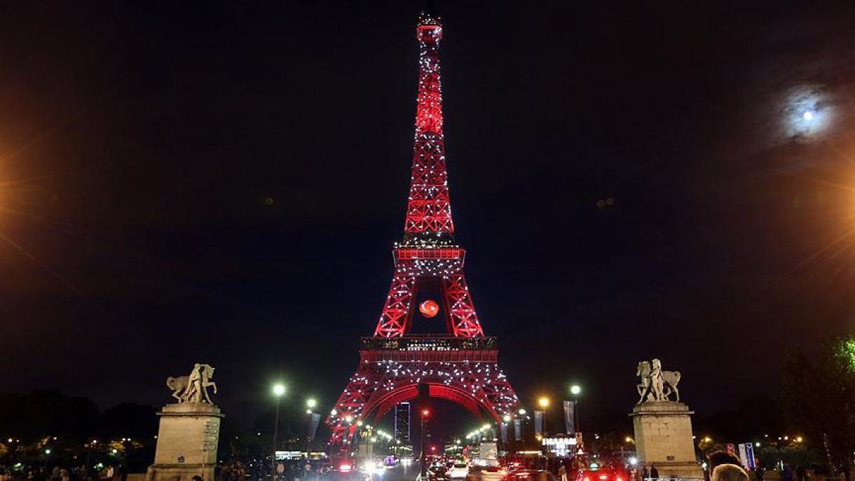 Piros-fehérbe öltözött az Eiffel-torony