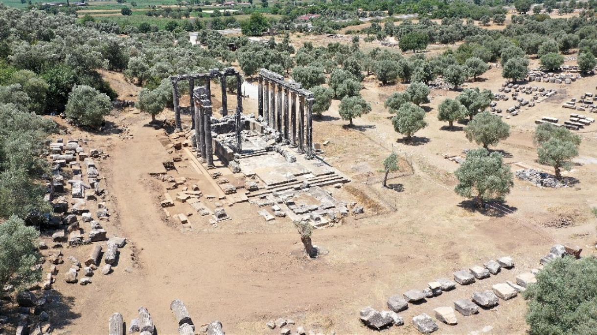 Muğlada "Ayaqüstə dayanan gənc oğlan"lar tapıldı