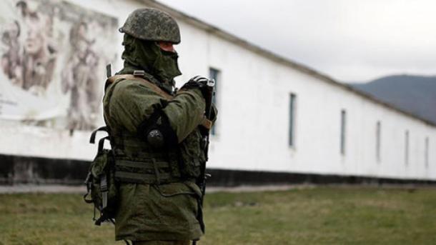 حمله نیروهای روس به خانه‌ شهروندان تاتار در کریمه