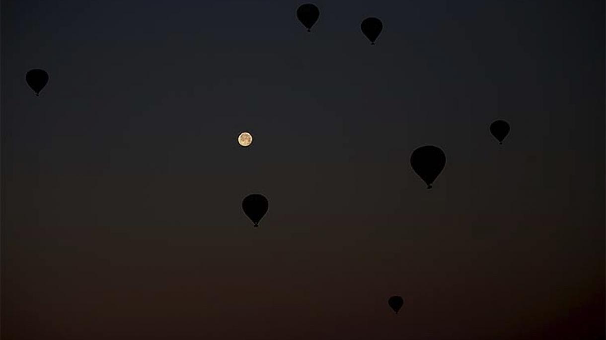 Cappadocia, le mongolfiere regalano uno spettacolo sotto la luna piena