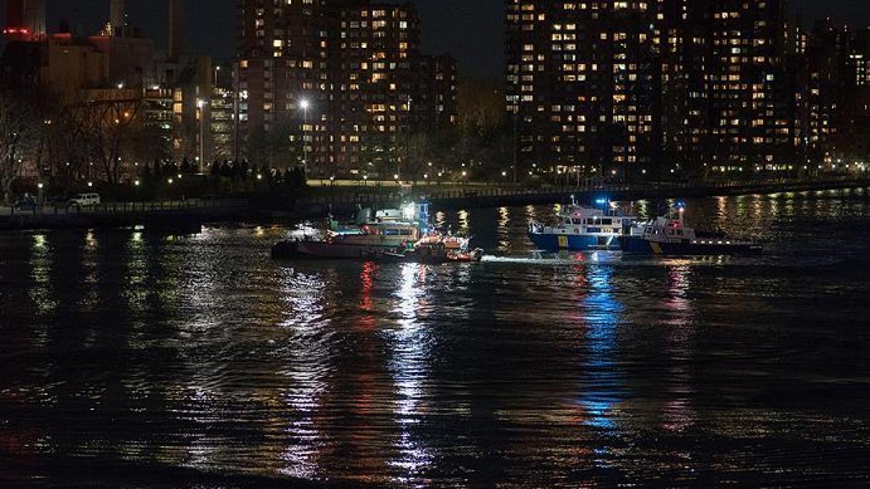 NY, un elicottero turistico e' caduto nelle acque dell'East River