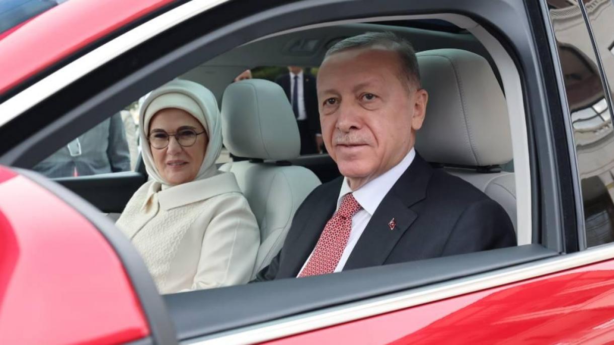 Erdo‘g‘an rafiqasi bilan Turkiyaning ilk milliy elektromobilida sayr qildi