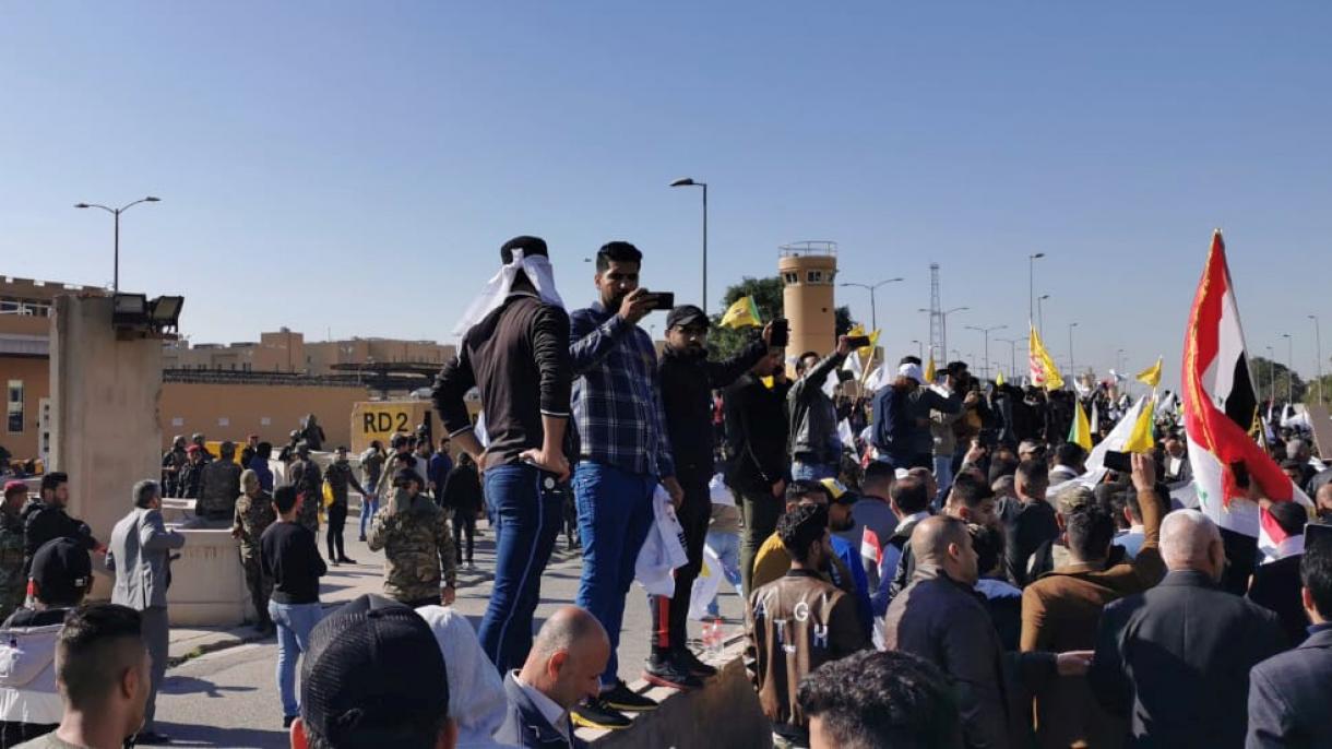 مداخله نیروهای امنیتی عراق برای خارج ساختن معترضین از محوطه سفارت آمریکا