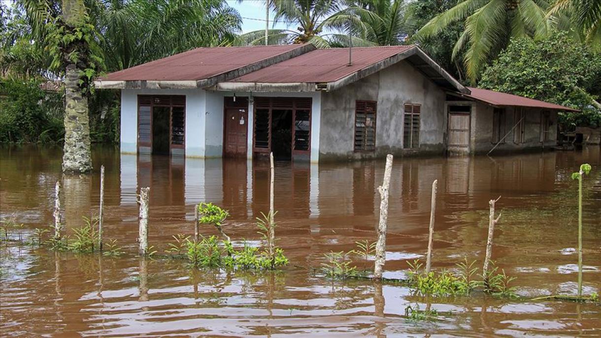 Ινδονησία: 70 άνθρωποι έχασαν τη ζωή τους από τις πλημμύρες