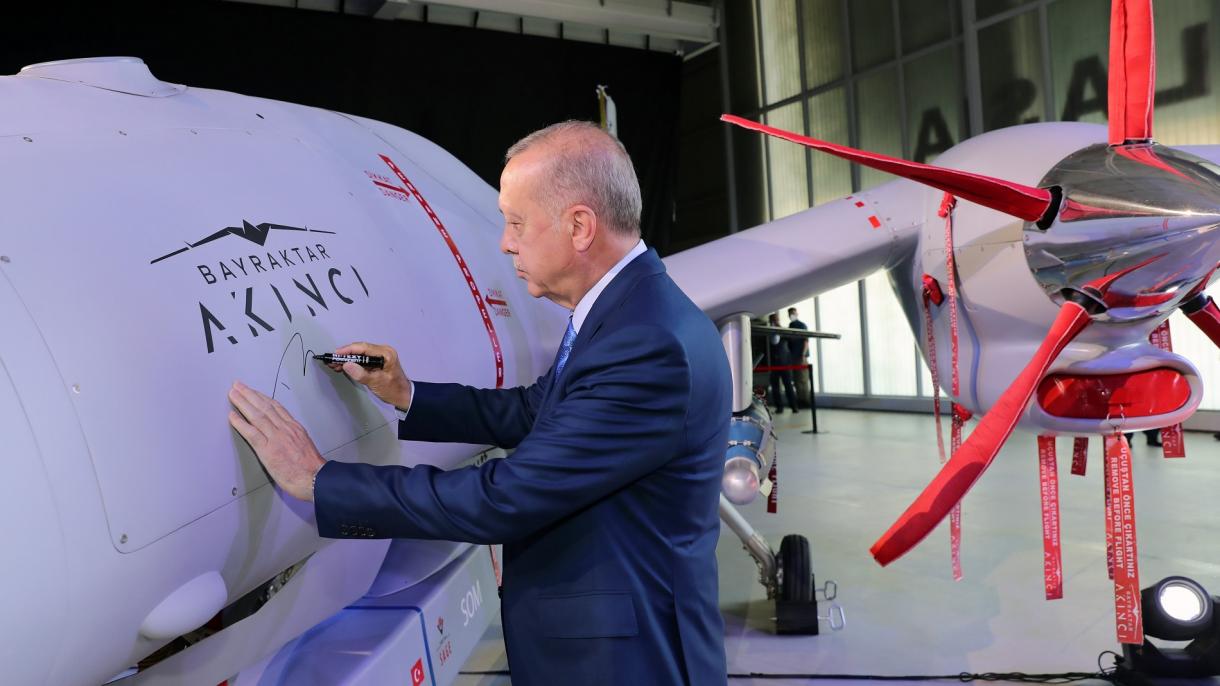 Avión de Combate sin Piloto “AKINCI” lleva el mensaje del presidente Erdogan