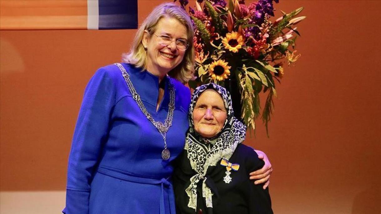 اعطای نشان ویژه پادشاهی هلند به یک زن 82 ساله ترک