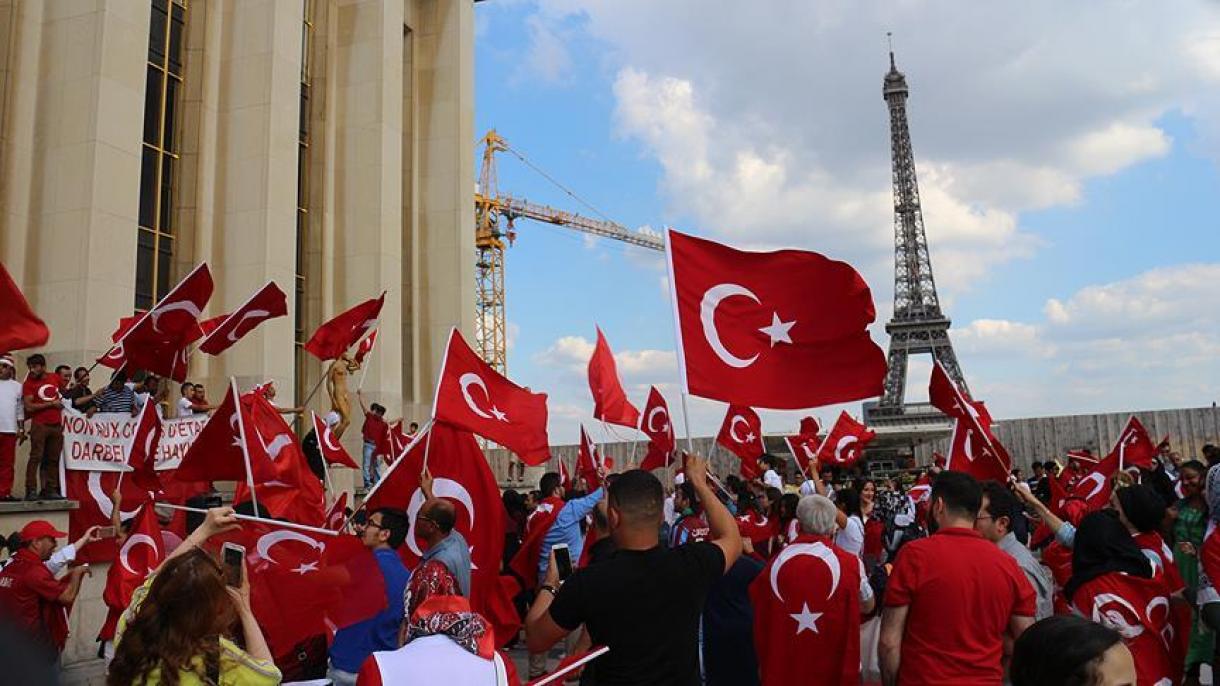 Συνεχίζονται οι διαδηλώσεις συμπαράστασης προς την Τουρκία
