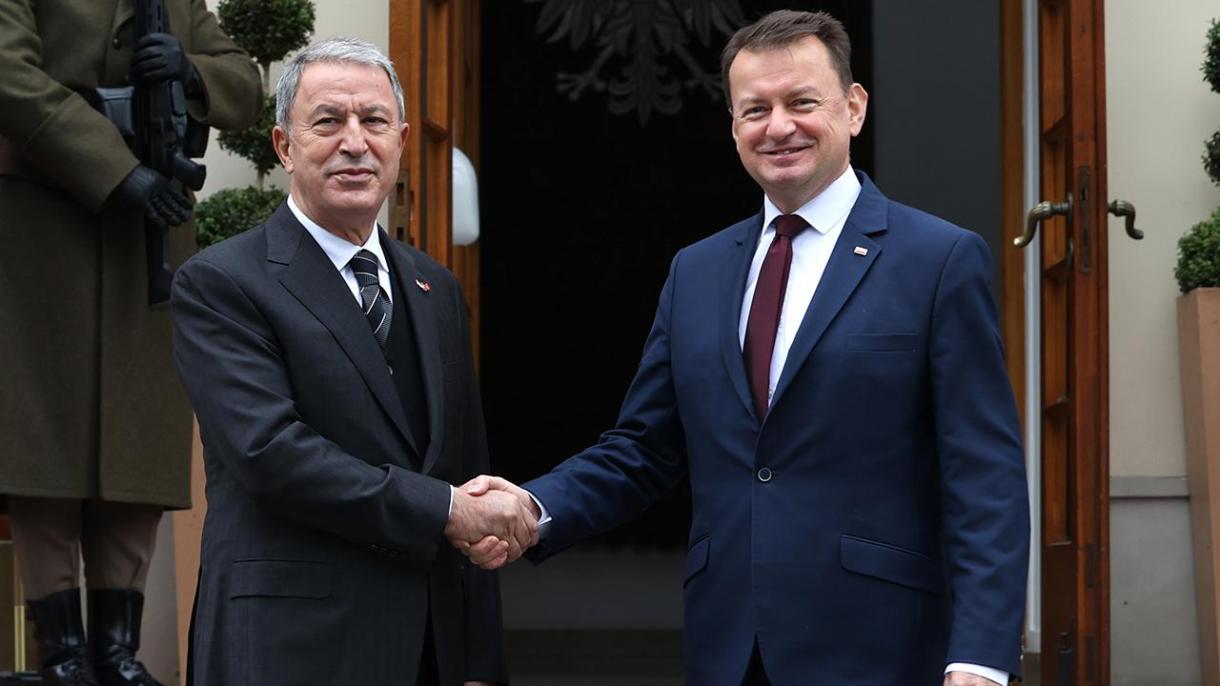 خلوصی آکار با وزیر دفاع لهستان دیدار کرد