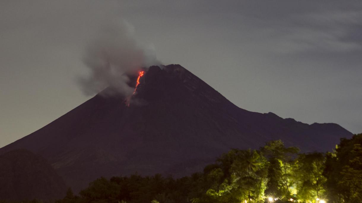 Registran actividad volcánica en el Monte Merapi, Indonesia