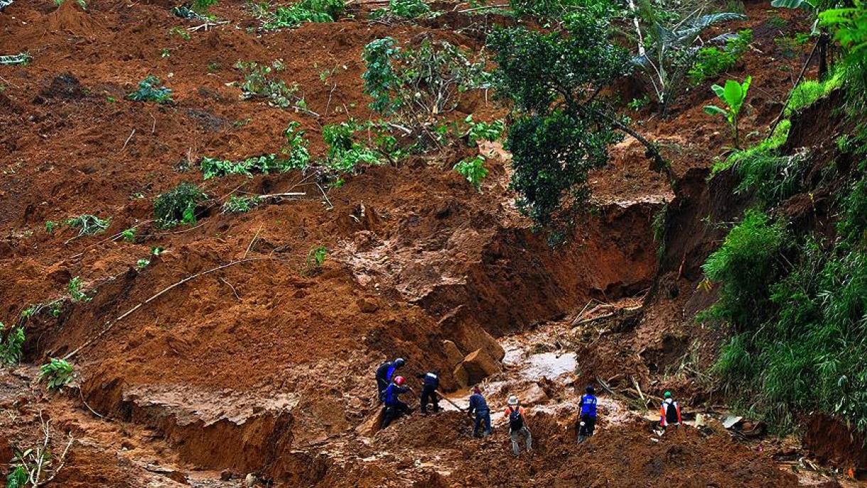 Hay 6 víctimas mortales en el deslizamiento de tierra en Sumatra Occidental