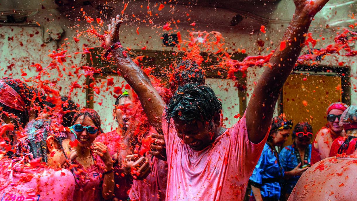 Festival La Tomatina: Tisuće ljudi u španjolskom Bunolu gađalo se rajčicom
