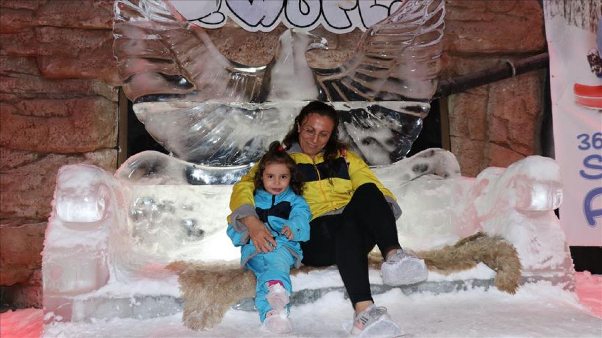 نمایشگاه‌ یخ آنتالیا؛ سرمای برف در تابستان