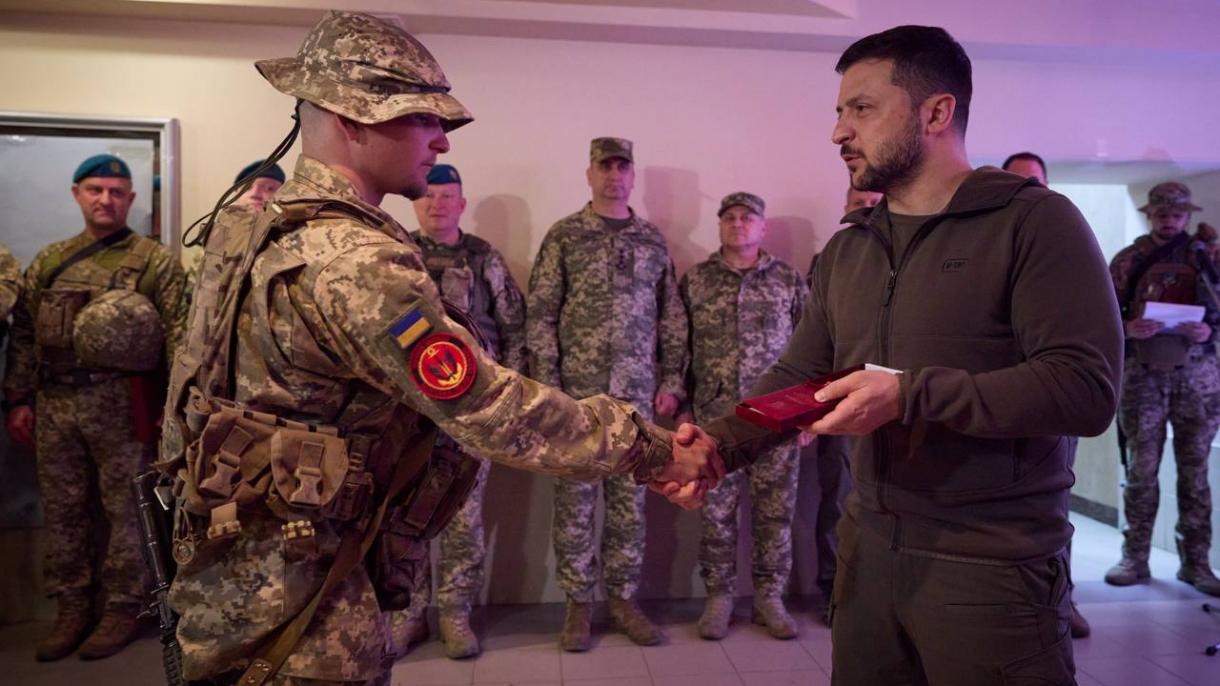 El presidente ucraniano Zelenski ha visitado los soldados en Donetsk
