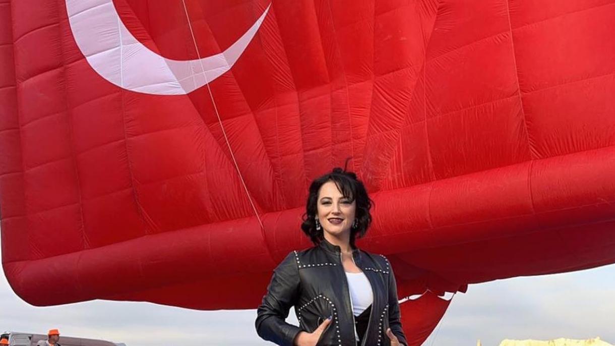 Globos aerostáticos de Capadocia arropados por la bandera turca
