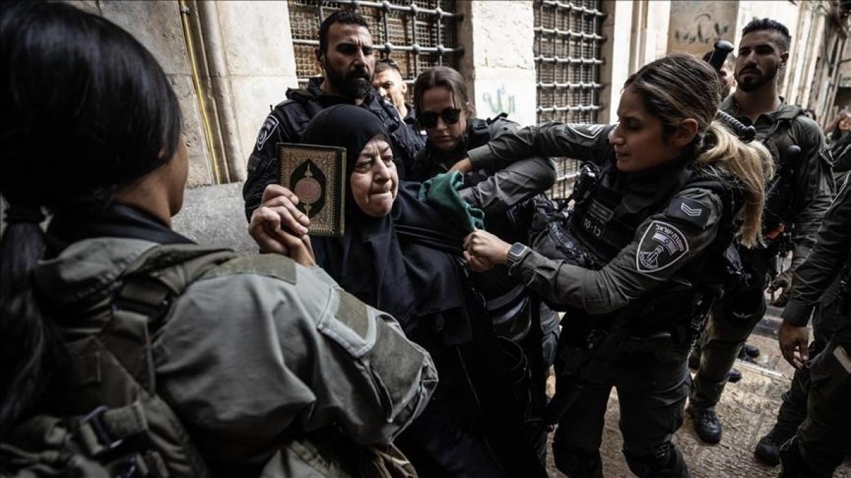Colonos israelíes entran a la fuerza al complejo de Al Aqsa en Jerusalén para celebrar el Sucot