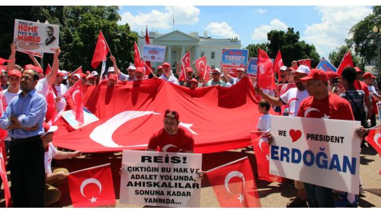 Turcos nos EUA protestam contra a tentativa de golpe em frente á mansão de Fethullah Gulen