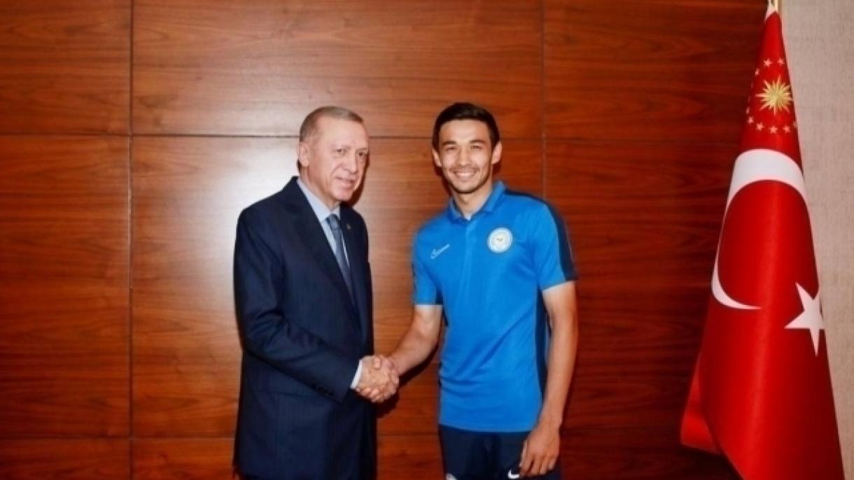 O‘zbekistonlik futbolchi Turkiya Prezidenti bilan uchrashdi
