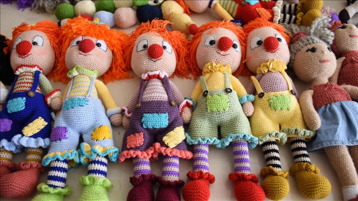 Turquie : Des femmes contribuent au budget familial en vendant des jouets qu’elles produisent chez elles