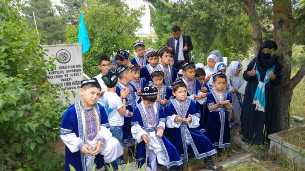 ئۇيغۇر ئۆسمۈرلەر ۋاپاتىنىڭ 51 – يىلىدا مۇھەممەد ئەمىن ھەزرىتىمنى ئۇنتۇمىدى