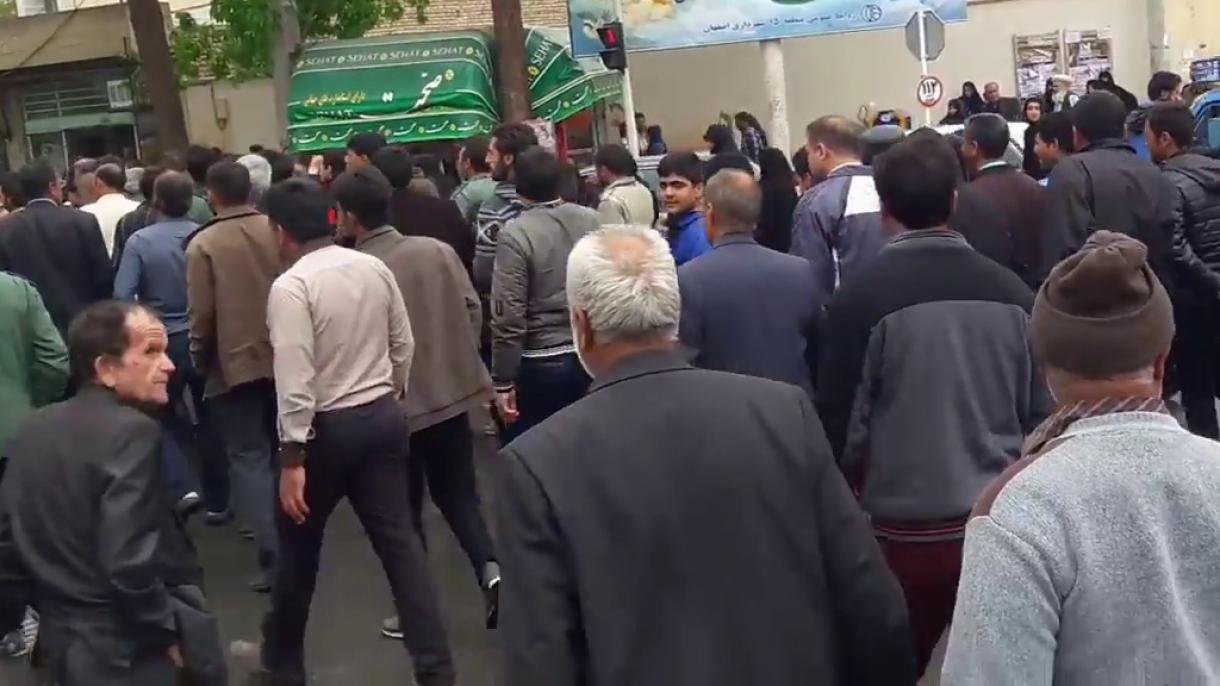 伊朗钢铁厂退休职工抗议未支付新年奖金