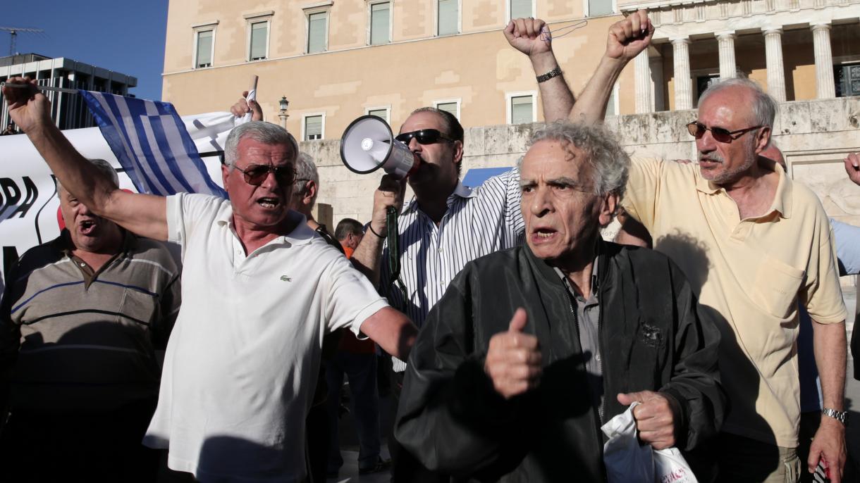 Ezrek tüntettek Athénban a megszorítások ellen