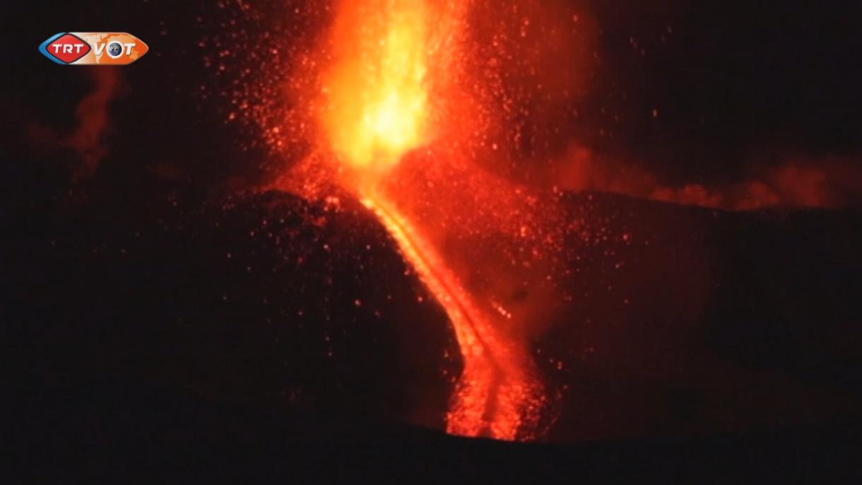 Sicilija: Vulkan Etna izbacuje užarenu lavu i pepeo(VIDEO)