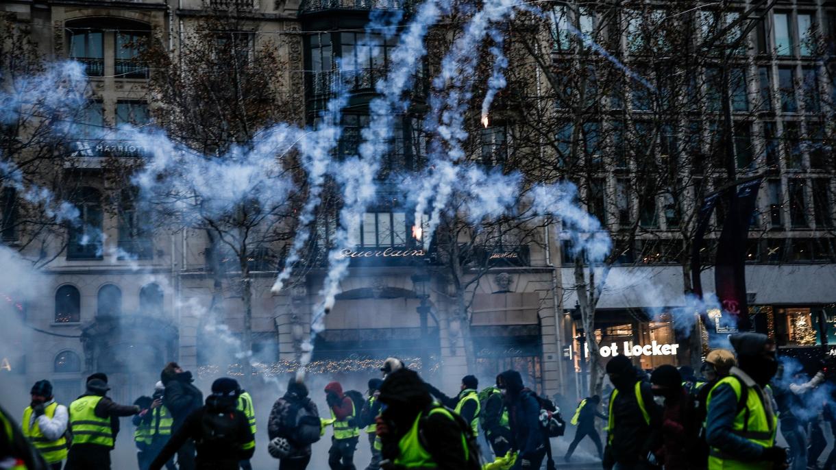fransa sari yelekli 15 aralik
