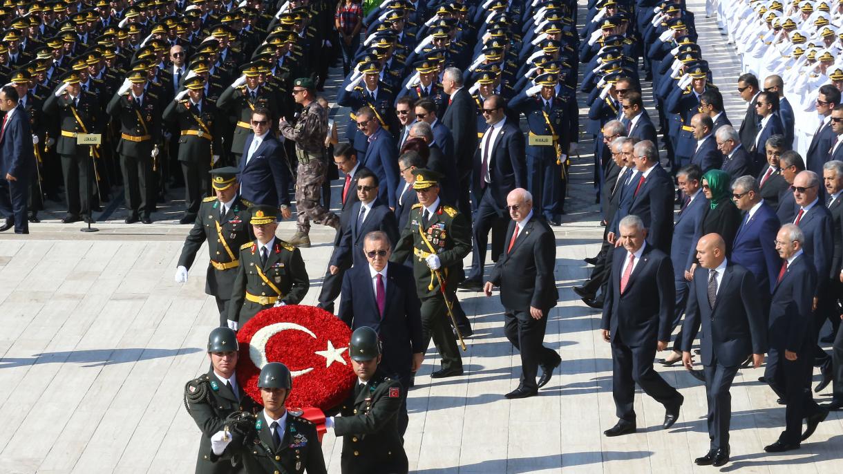 Día de la Victoria: presidente Erdogan visita el Mausoleo de Atatürk
