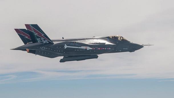F-35 döyüş tǝyyarǝsinin sınaq uçuşu