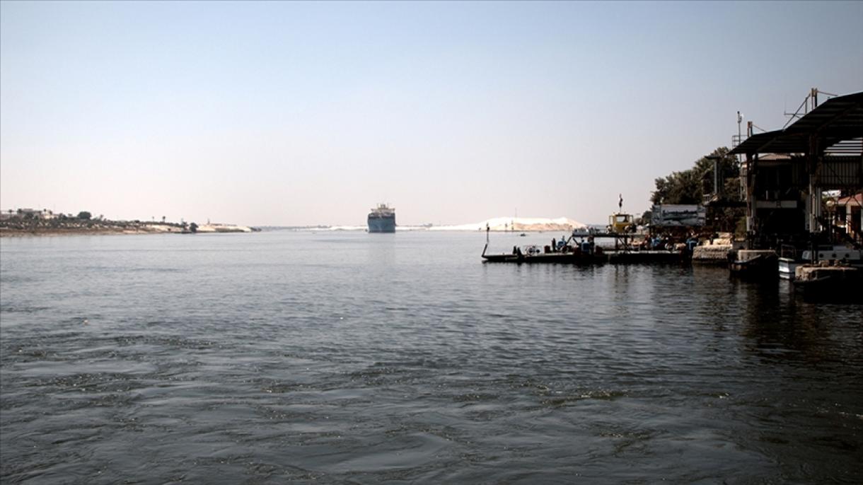 一艘货船在埃及苏伊士运河搁浅