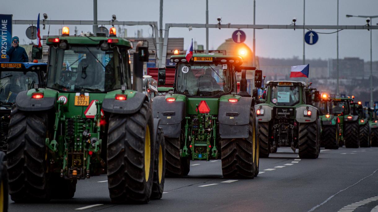 捷克农民驾驶拖拉机驶向首都抗议政府的农业政策