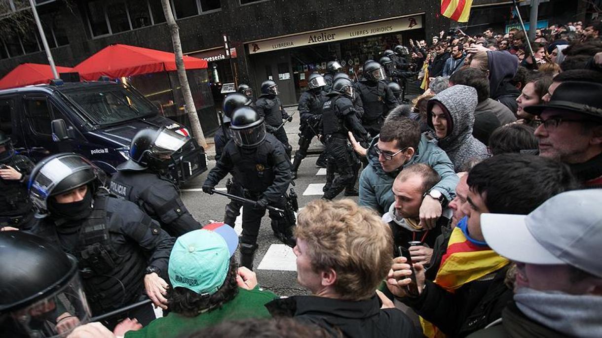 加泰罗尼亚示威者与警察发生冲突