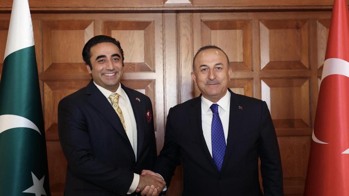 Il ministro Cavusoglu incontra il suo omologo pakistano ad Ankara