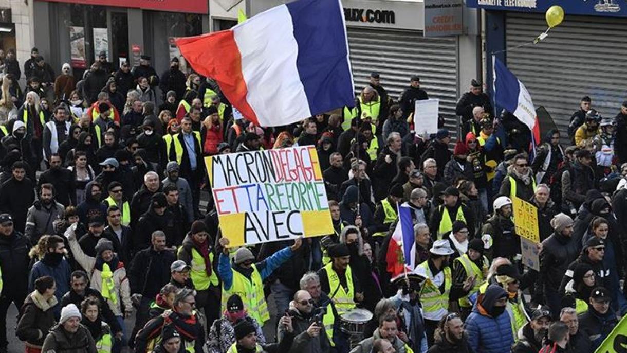 法国民众要求就退休制度改革问题举行公投